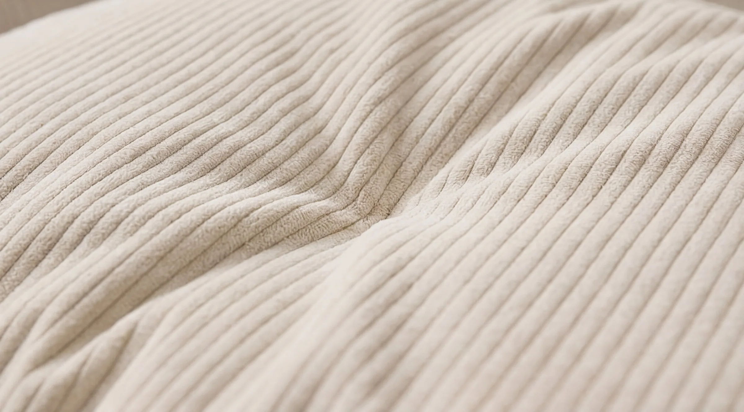 Cushion surface in cream corduroy