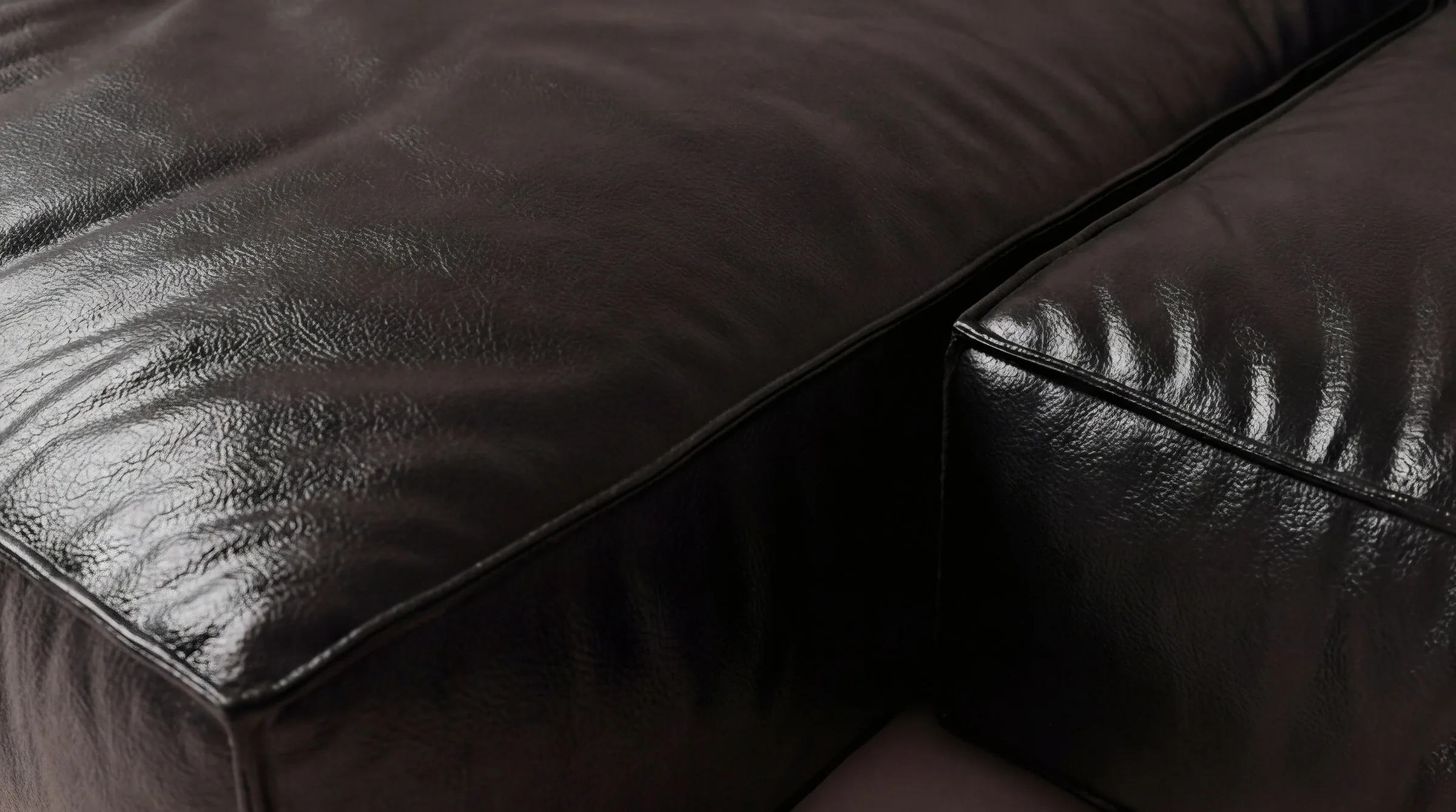 Module edge in black leather