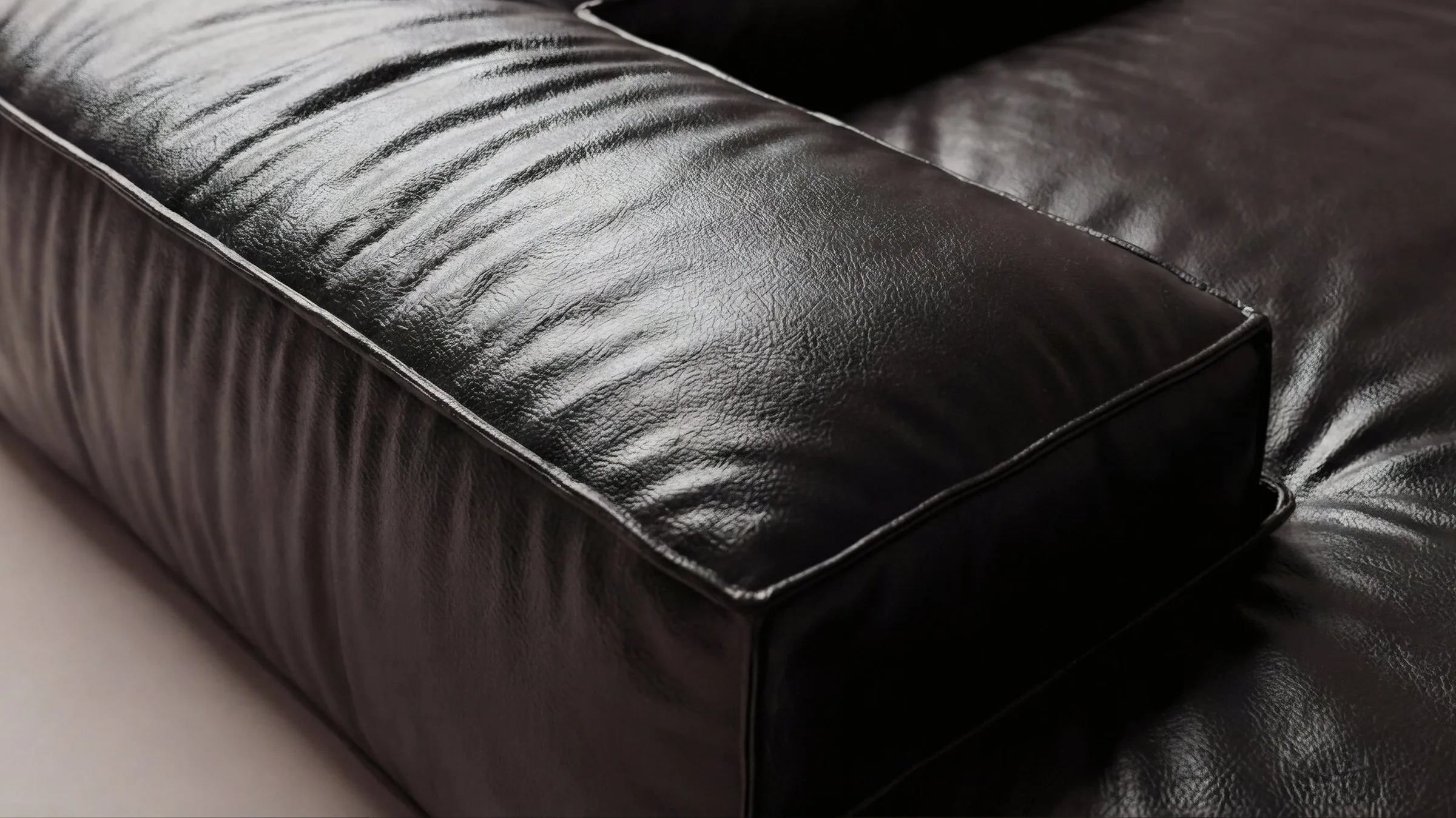 Seat module in black leather, side view